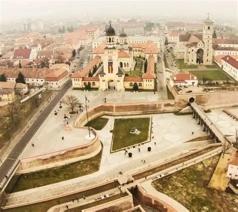 Poarta a III-a și Catedrala Încoronării din Cetatea Alba Carolina
